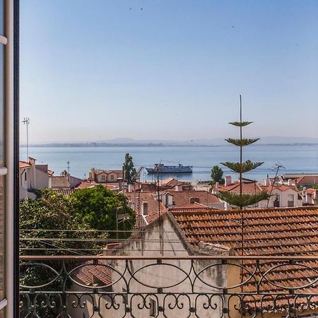 Amazing River View In Historical Lisbona Esterno foto