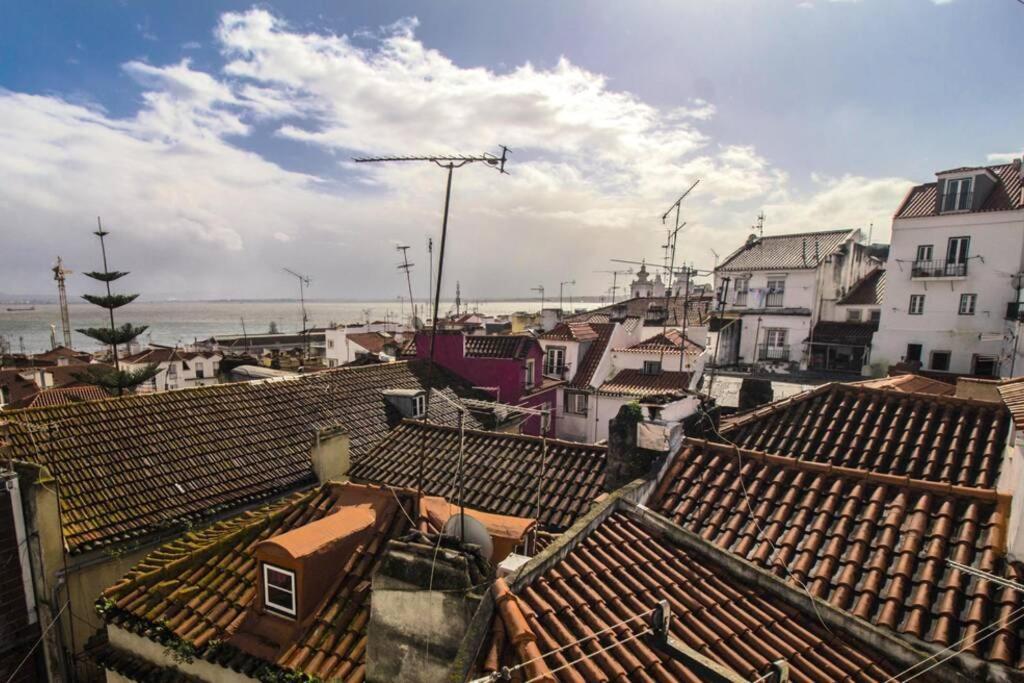 Amazing River View In Historical Lisbona Esterno foto