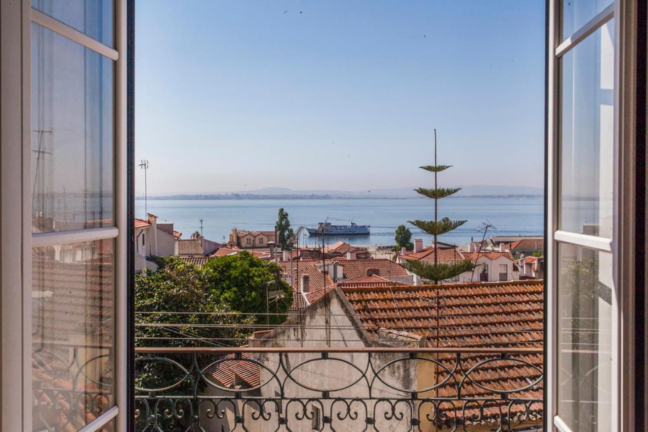 Amazing River View In Historical Lisbona Esterno foto